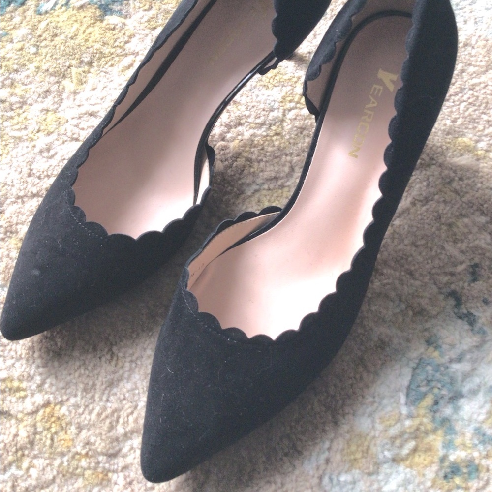 New black suede pumps size 7! Never worn cute!